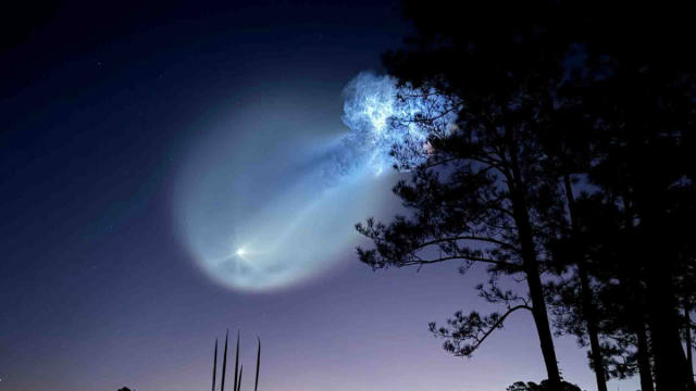 SpaceX Launch Paints ‘Jellyfish’ Plume Across Florida Sky