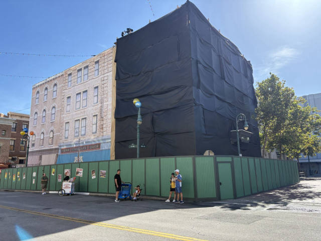 Finnegan's Refurb Expands to Priscilla Hotel Facade at Universal