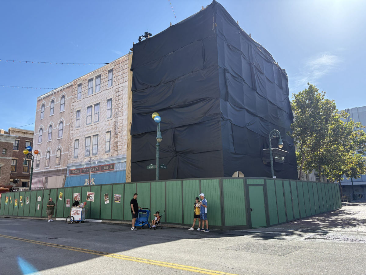 Finnegan's Refurb Expands to Priscilla Hotel Facade at Universal