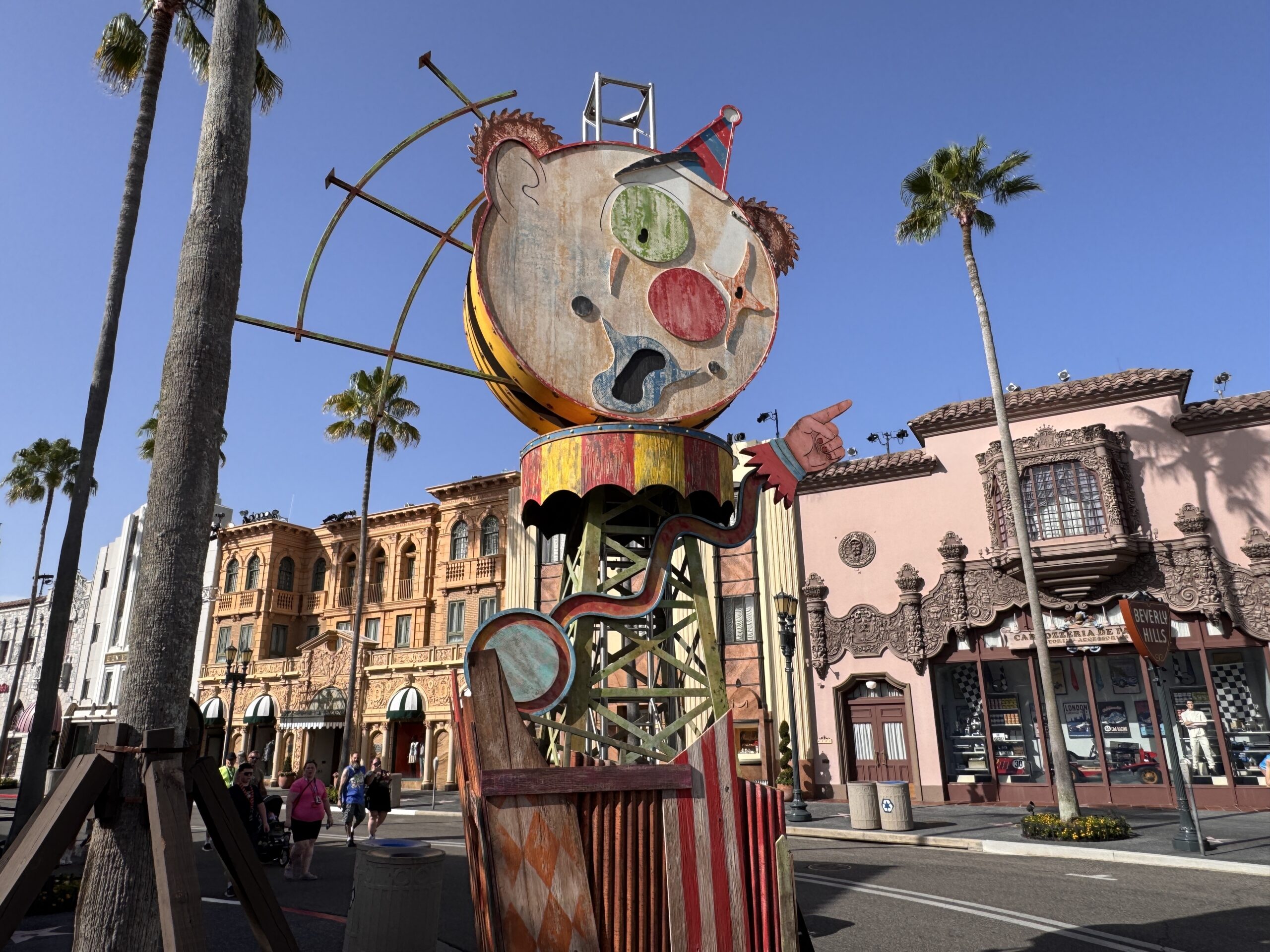 Clowns and Trusses Signal HHN 35 Setup Has Begun