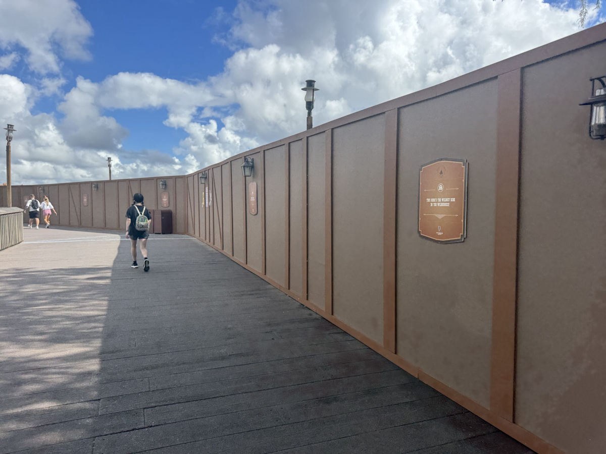 Frontierland Boardwalk Fully Walled Off for Piston Peak Work