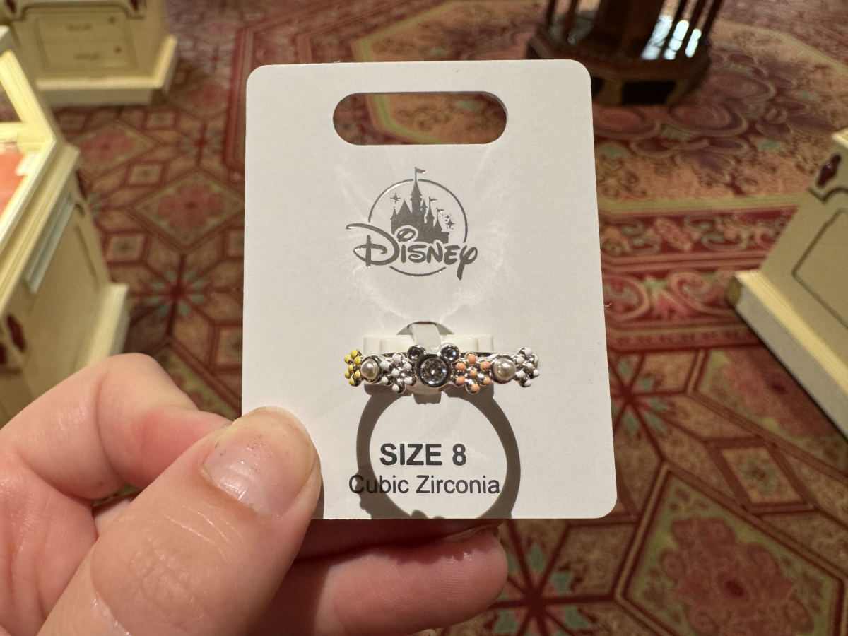 Daisy-Trimmed Mickey Mouse Ring Spotted at Magic Kingdom